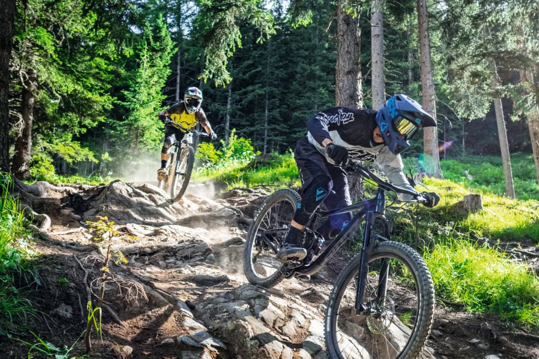 Laut unserer Leserumfrage liegen Enduros bis 4000 Euro am höchsten in Eurer Gunst. Daher haben wir sechs Modelle in dieser Preisklasse bestellt und verglichen. Welcher Hersteller liefert das beste Bike für einen fairen Preis? Ihr erfahrt es hier.