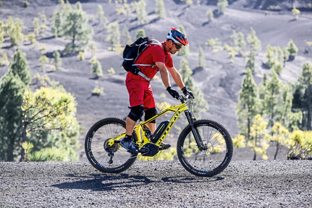 Safety and control in every riding situation. The aim is to allow the bike to move under and alongside the body, while the body itself remains still. Just like a helmet camera: as long as the image remains steady and smooth, you can assume that the rider has a confident riding technique. The bike's suspension already does a good job here, but it is the body's own suspension, i.e. the arms and legs, that make the overall system perfect. Figure 1 describes the basic position: Stand in the centre of the bike, arms and legs extended. The entire body suspension travel is now available.