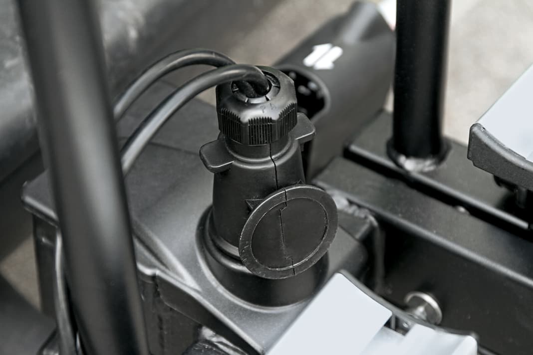 1 Kleines Detail, große Wirkung: Eine Steckerhalterung (Atera, Eufab, MFT, Uebler) hält den Stecker dort, wo er hin soll und verhindert so Stolperer und beschädigte Kabel oder Stecker.