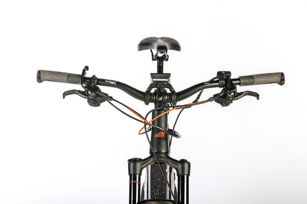 An der Steuerzentrale des Haibikes laufen alle Strippen zusammen. Anschlüsse für Remote Sattelstütze, zwei Schalthebel, Display, Antriebs Remote und zwei Bremsen erzeugen eine etwas wirre Optik.