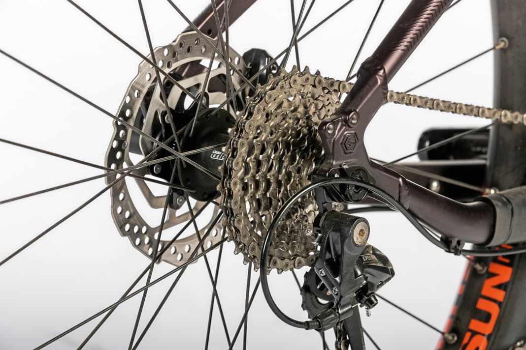 Bergamont: Ein wichtiges Augenmerk für steile Uphills liegt auf der Übersetzung: Eine Kassette mit 11 bis 34 Zähnen reduziert bei Bikes ohne zweites Kettenblatt vorn die Steigfähigkeit stark - für Alpenetappen ungeeignet.