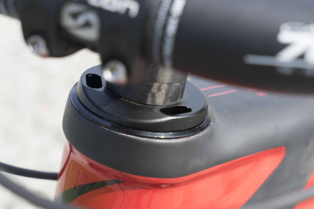 Auch beim Sengo lassen sich die Züge klassisch in den Rahmen führen. Optional verschwinden sie etwas cleaner über die Öffnungen im Steuersatz.