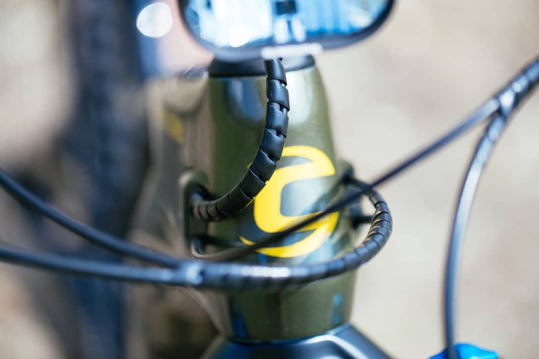 The cables of the Moterra disappear just behind the head tube inside the frame.