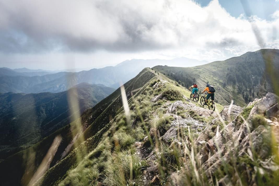 The Alta Via dei Monti Liguri runs like a red thread through the main ridge of the Ligurian Alps. We only branch off for scenic highlights and super trails.