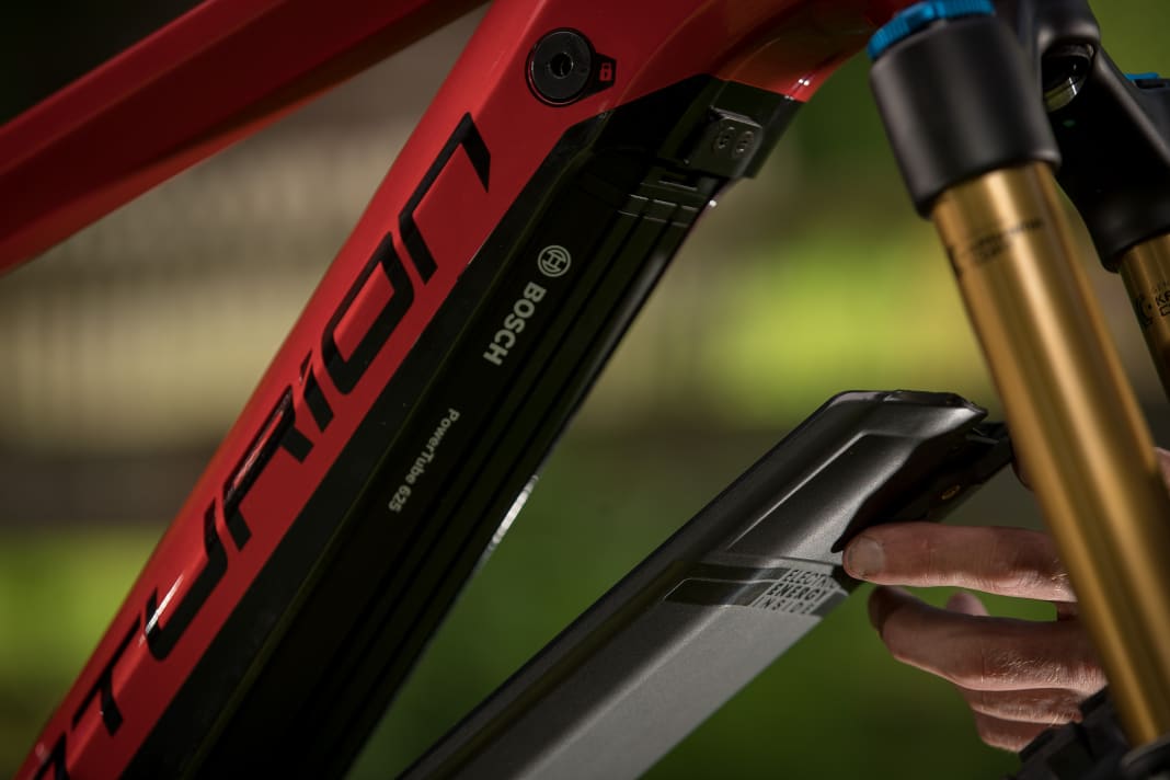 The battery can be easily removed from the down tube. To do this, first remove the cover and then remove the battery. The cover and battery are not connected, which makes it much easier to switch between batteries.