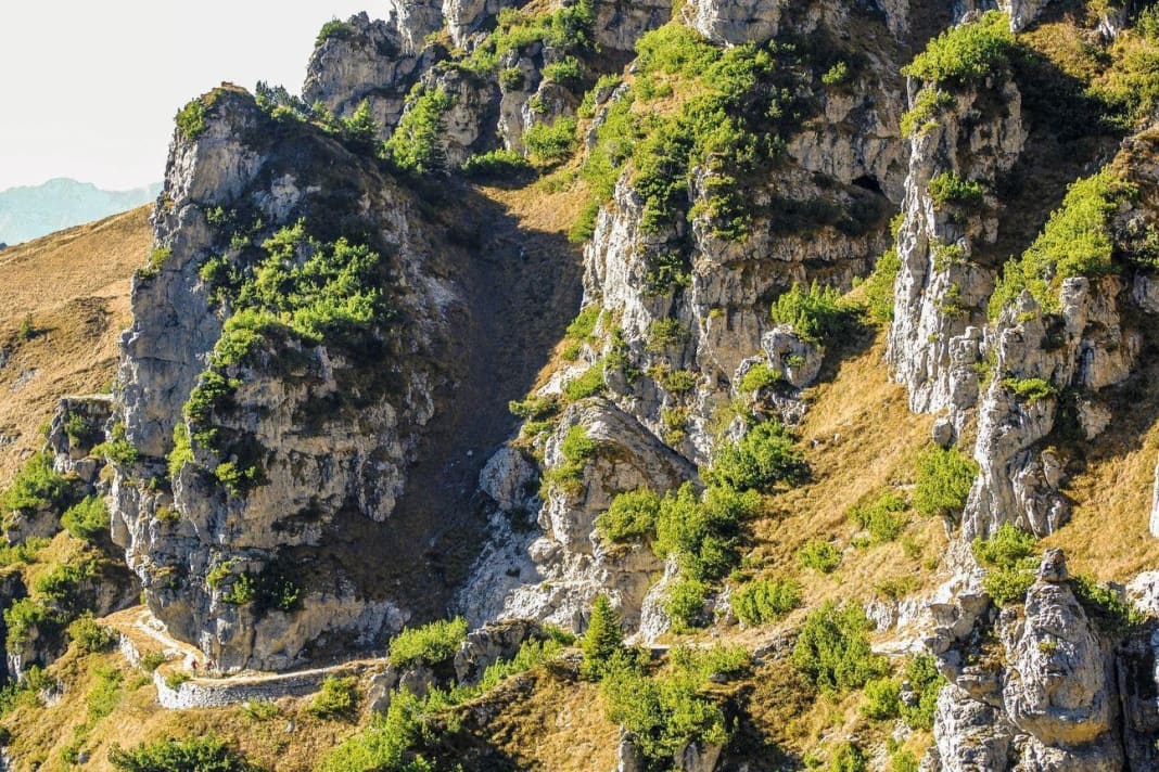 Monte Caplone: Unlike the neighbouring Tremalzo, the military road over Monte Caplone was almost never used - presumably because the unfinished tunnel forced a short, steep pushing passage. This makes it a legendary trail today.