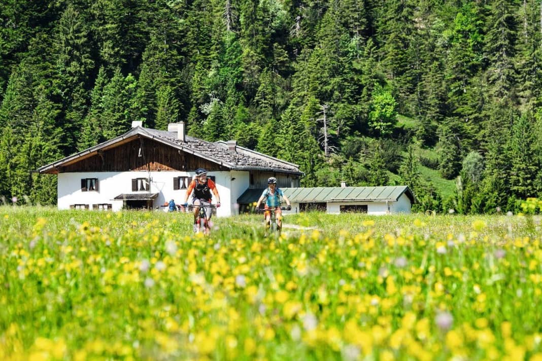 Destination: Topfen. Between Allgäu and Berchtesgaden there are many good places to stop for refreshments. But these six addresses also stand out thanks to their particularly idyllic routes. Ideal for e-MTBs.