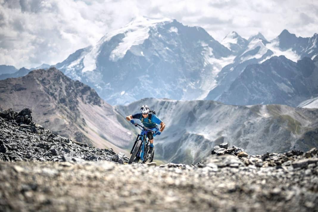 It's not just the thin air that takes your breath away: the panorama from the summit of the 3033 metre high Piz Umbrail blows bikers away. The main protagonist of the scenery: King Ortler. In the foreground, Andi Wittmann struggles with the last metres of ascent.