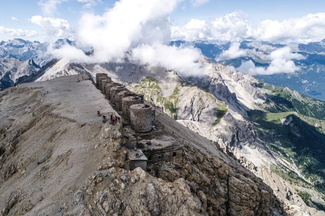Spektakulär: die acht Geschütztürme auf dem 3136 Meter hohen Mont Chaberton.