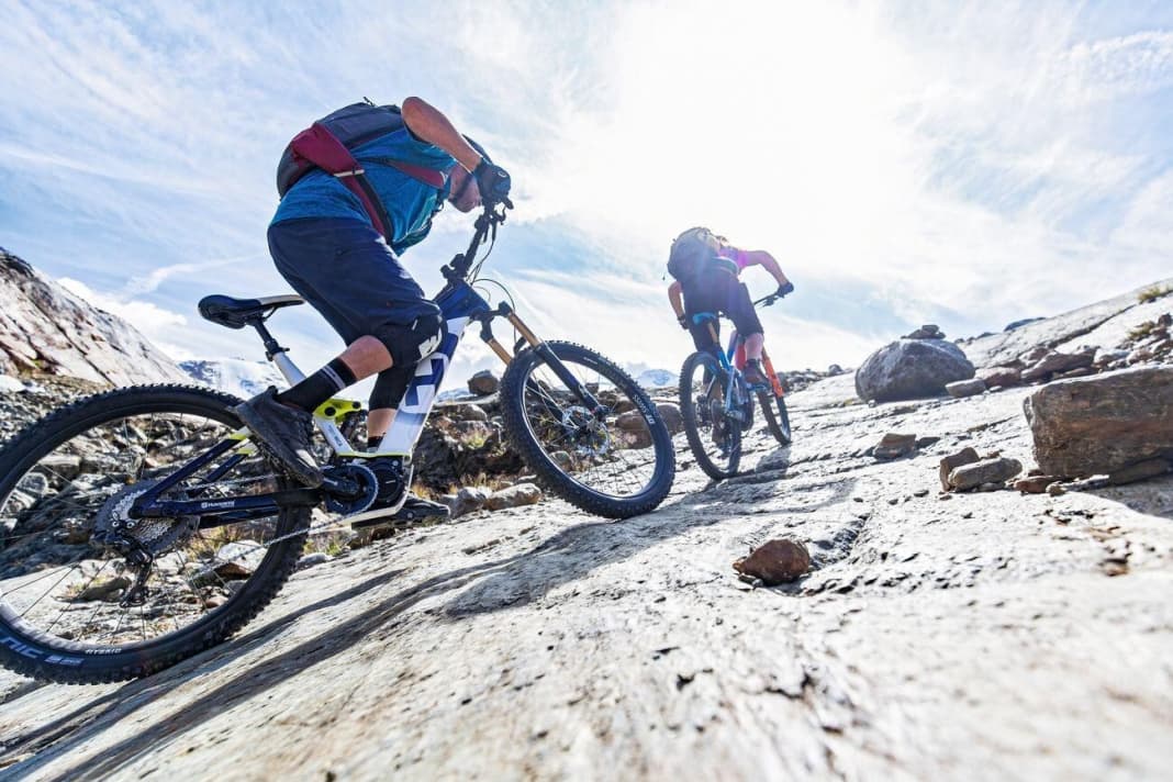 The 2020 generation of e-MTBs is in the starting blocks. With new motors and larger batteries in particular, manufacturers want to raise the bar once again. Can the nine trail bikes from the upper price bracket fulfil the high expectations? Our practical and laboratory test provides clarity.