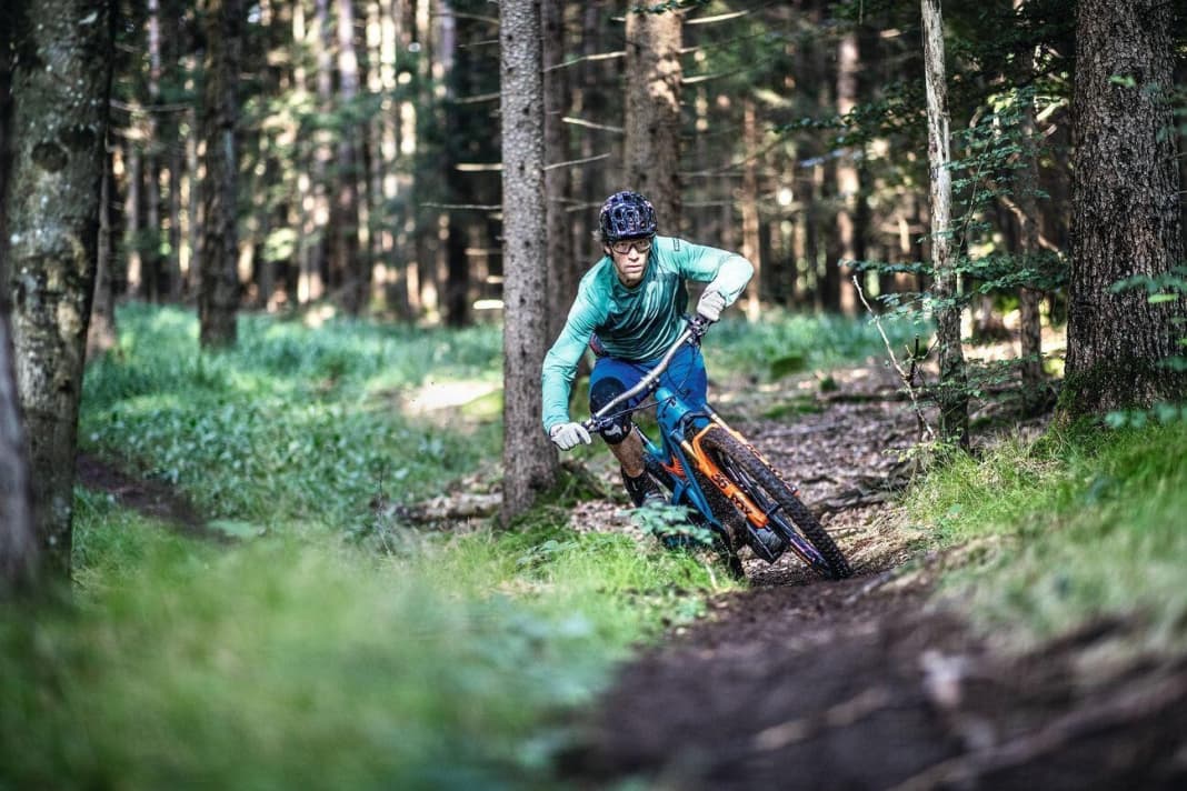 A lot helps a lot. Is this thesis true for E-MTBs? Or is the generous suspension travel on some e-enduro bikes too much of a good thing? Our comparison test should show: How well do the long-travel powerhouses perform in all-round use? And: Who is the best bike for pure downhill fun in 2020?