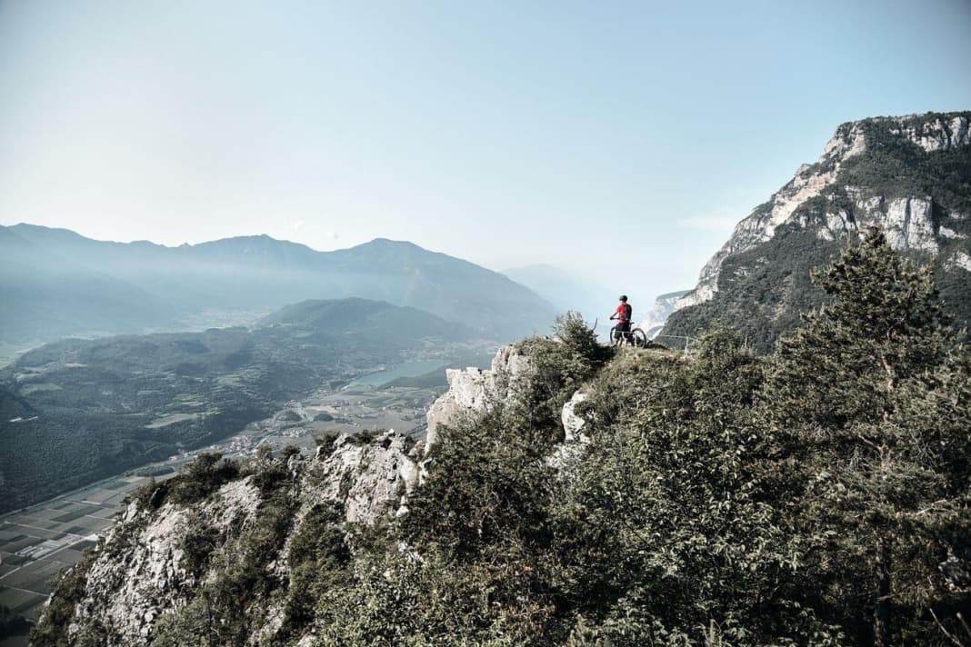 Mit dem E-MTB lassen sich rund um Terlago auch Punkte ansteuern, die das Gros der normalen Mountainbiker eher meiden würden. Wie zum Beispiel hier den Gipfel des Piccolo Dain oberhalb von Sarche.