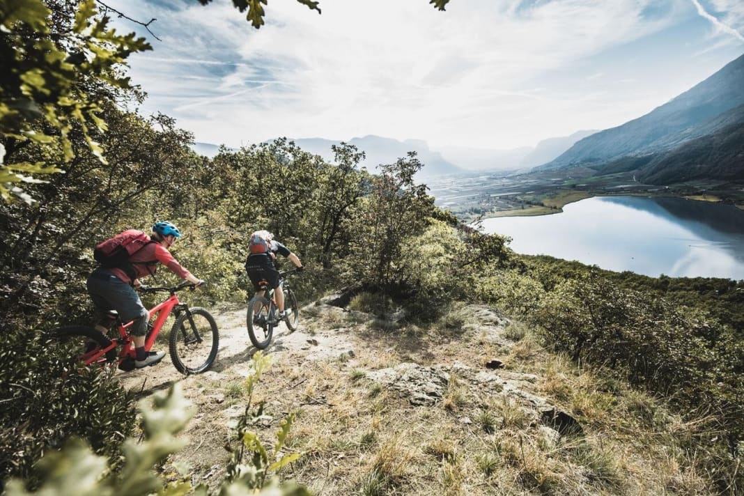 Im Südtiroler Unterland breiten sich Weinreben und Obstplantagen aus. Darüber lässt sich der Mendelkamm von der Sonne wärmen.