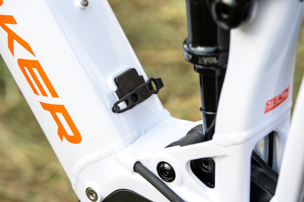 To prevent the charging socket, to which the range extender is also connected, from opening accidentally, a small retaining strap will be added for 2021.