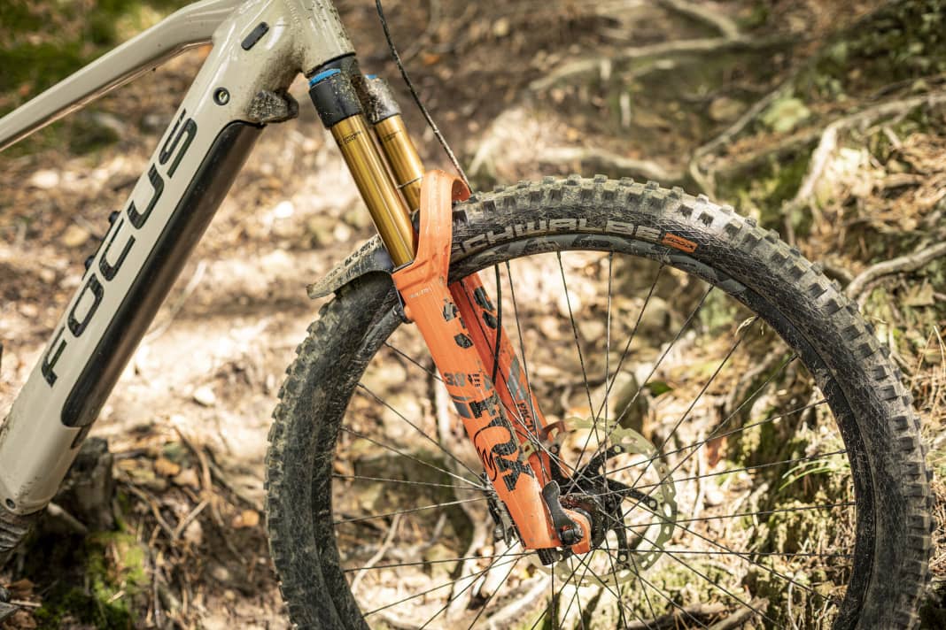 Genau für solche Bikes wurde die Fox 38 entwickelt! Viel Federweg, 29 Zoll: Hier helfen die dicken Standrohre, das Bike im ruppigen Gelände auf Kurs zu halten.