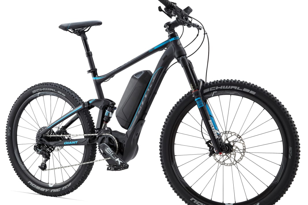 Giant Full-E 0: Das Topmodell von Giant im E-Fully-Bereich wird 2015 das Full-E 0 sein. Das 27,5 Zoll-E-All-Mountain-Bike kommt mit einer X01-1x11-Schaltung und einer absenkbaren Rock Shox Revelation mit 110-140 Millimeter vorne so wie mit einem Rock Shox Monarch RL-Dämpfer hinten auf den Markt. Der Yamaha-Mittelmotor bringt bei einem 500-Watt-Akku-Pack eine Leistung von 80Nm. Preis: 5299,90 Euro.
