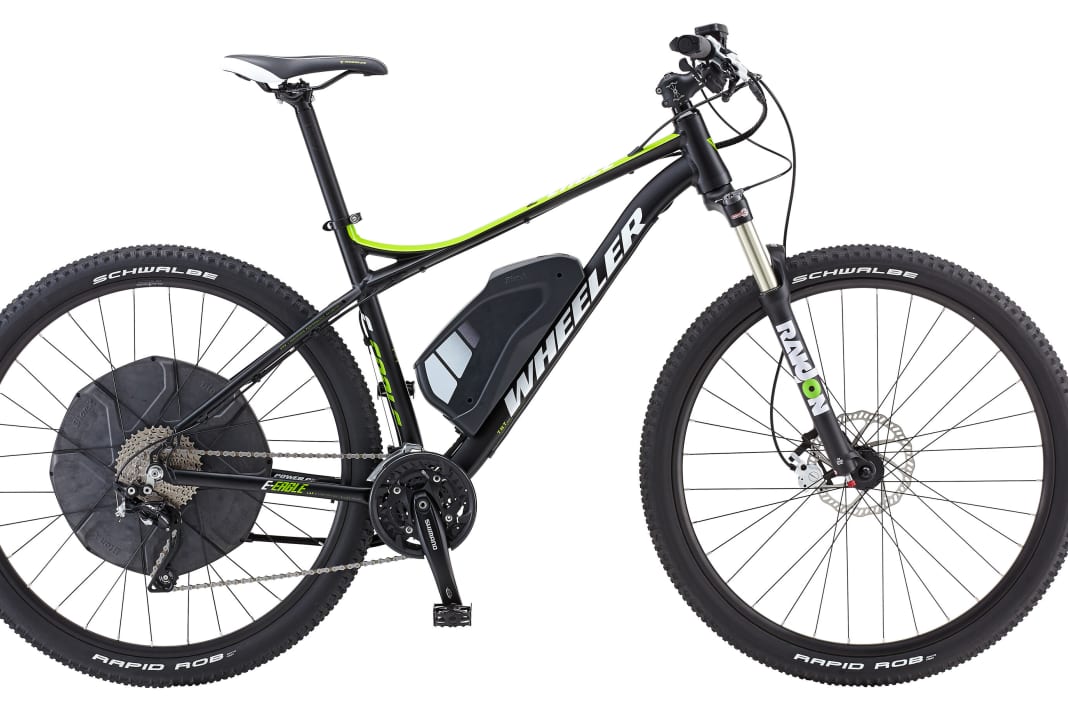 Wheeler E-Eagle: Der D Series-Anrieb von BionX leistet 250 Watt, mit dem verbauten 423-Wh-Akku-Pack soll laut Herstellerangaben eine Strecke von 105 Kilometern mit elektronischer Unterstützung zu schaffen sein. Gefedert wird das Hardtail von einer Suntour Raidon XC-RL-Air 29, die 180-Millimeter-Scheiben von Tektro sollen für die nötige Bremskraft sorgen. Die relativ einfach gehaltene Ausstattung treibt Gewicht des E-MTB Hardtails auf 22,9 Kilogramm.