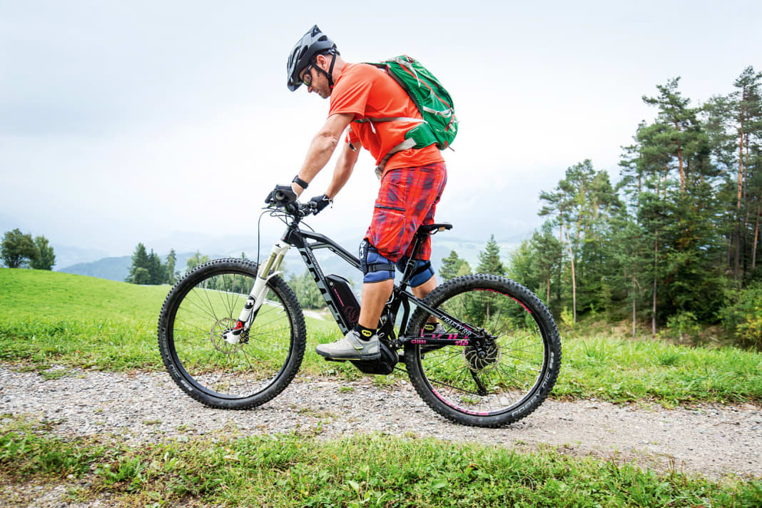 BILD 1: Pedal-Management ist das A und O beim Uphill. Denn, wenn man aufhört zu treten, ist die Unterstützung weg. Um sicher technische Passagen zu meistern, ist es wichtig herauszufinden, welcher Fuß vorne und welcher hinten steht. Adäquat zum Rechts/Linkshänder oder zu Sportarten wie Skate- oder Snowboard-Fahren (Regular/Goofy) hat jeder seine Schokoladenseite. Trialer sprechen auch vom "guten" oder "schlechten" Fuß. Der "gute" Fuß steht vorne. Sie können Ihre Schokoladenseite beim Bergabfahren oder auch schon beim Rollen in der Ebene feststellen (Bild 1).