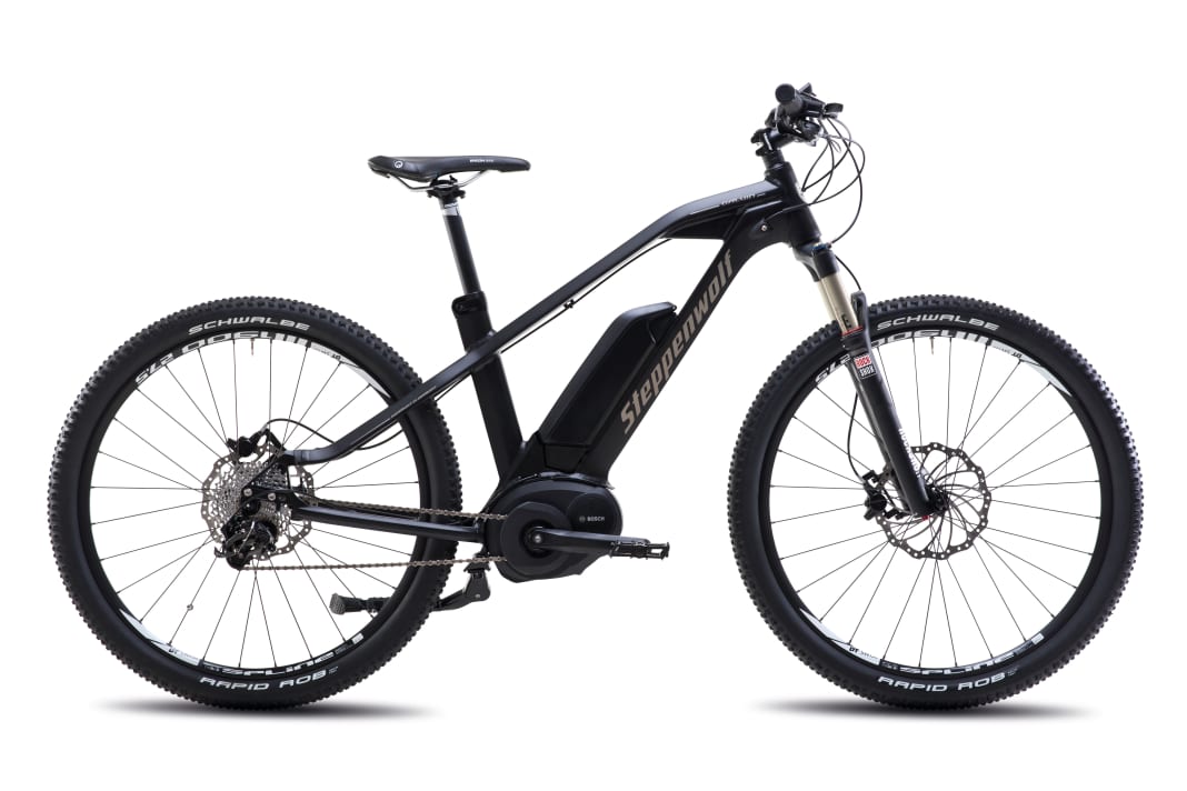 Steppenwolf Galvin: Steppenwolf setzt bei ihrem E-MTB auf Shimano XT-Schaltwerk, ein mit 200/180 Millimeter sinnvoll dimensioniertes Magura MT4-Bremssystem und einer Rock Shox Sektor Gold Air. Bei einem Preis von 2999 Euro muss sich Steppenwolf daher nicht vor der Konkurrenz verstecken.