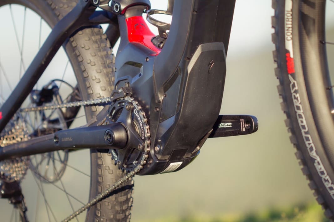 A thick plastic shield protects the motor and battery during rough riding. The motor and battery have no load-bearing function in the frame.