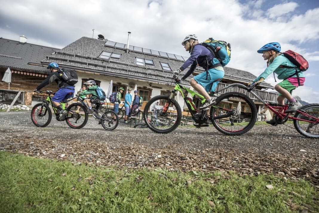 Family Groove: Eine Bike-Tour mit Kindern durch die Alpen? Das E-MTB macht's möglich.