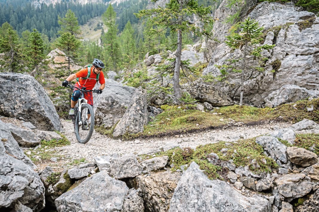Full throttle through the bend: with this technique it is now not only possible to get round the bend at all, but even to continue with more momentum. Photo 1 shows how the "wrong" foot is in front and slightly up. The exact position depends on the gear selected. The upper body is slightly bent over the handlebars. The bike is pushed to the outside of the bend. The arm on the outside of the bend is extended. The line of the curve is traditionally chosen from the outside to the inside.
 The power curve technique is only suitable on a surface that allows you to apply power to the ground at the limit. This means that the Power Curve is ridden at the highest possible support level.