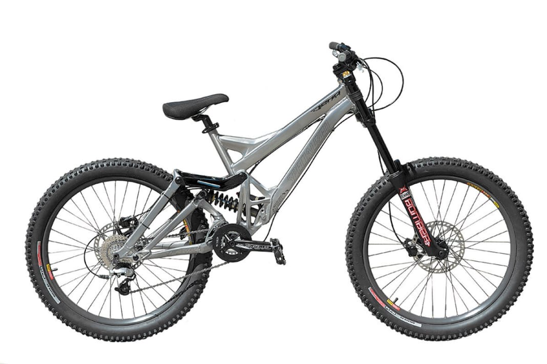 2003: Birth of the Monster - a big bike for hardcore use. Angular tubes, massive double rear triangle (230 millimetres), weight: 21.5 kilos, price: 4500 €. Kyle Strait won the 2004 Rampage with the "Demo 9 Pro".