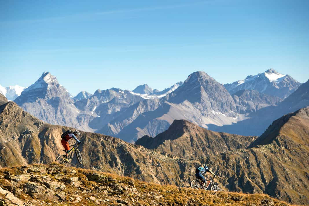 Out of the gondola and onto the trail. The Alp Sanaspans offers all the facets of a challenging enduro trail. It is also perfect for honing your trail skills.