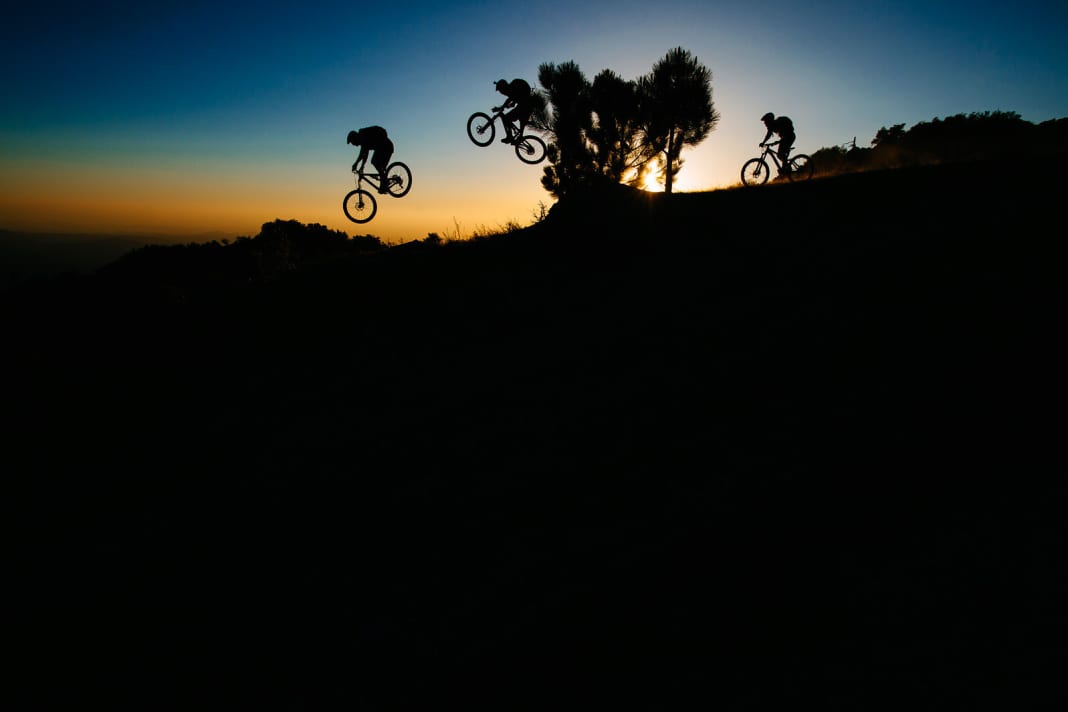 This is how the day can end: The three of us take a "train" and hop over a kicker in the last light in Idyllwild, a Californian natural paradise where the drought is not yet much in evidence.