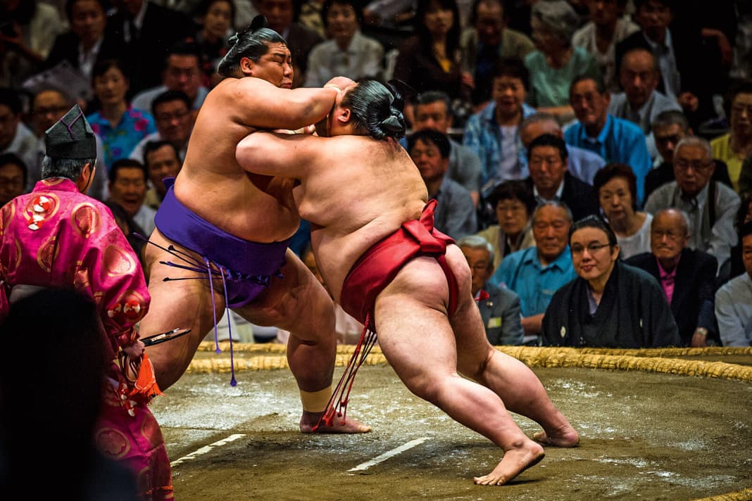 Die Big Bikes unter den Ringern: Sumo-Athleten in Action. Auch hier von Vorteil: ein tiefer Schwerpunkt und hohe Standfestigkeit. Es geht darum, den Gegner von der Matte zu drängen. Frauen-Sumos gibt's auch - sicher nett zu anzusehen. Wer hier mit einer Karriere liebäugelt: Monatsgehalt: 20.000 Euro.