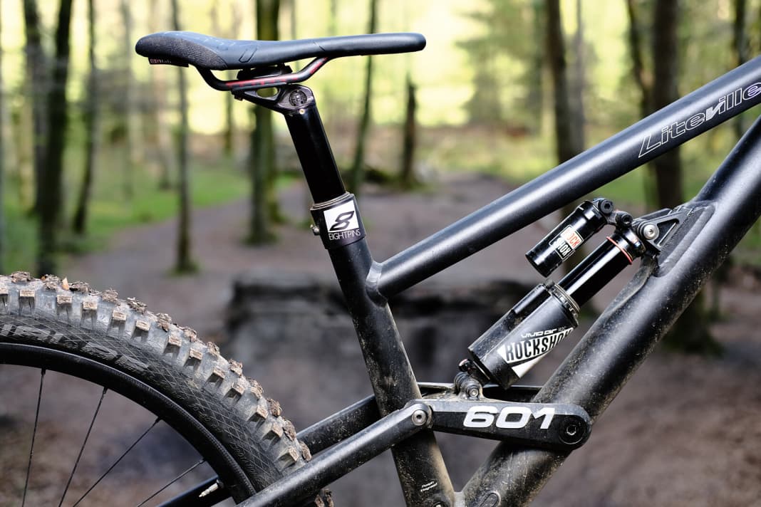 Liteville 601: Big thing: 33 millimetre thick down tube, setback head matched to the frame geo and creamy function. The Eightpins seatpost sets standards.