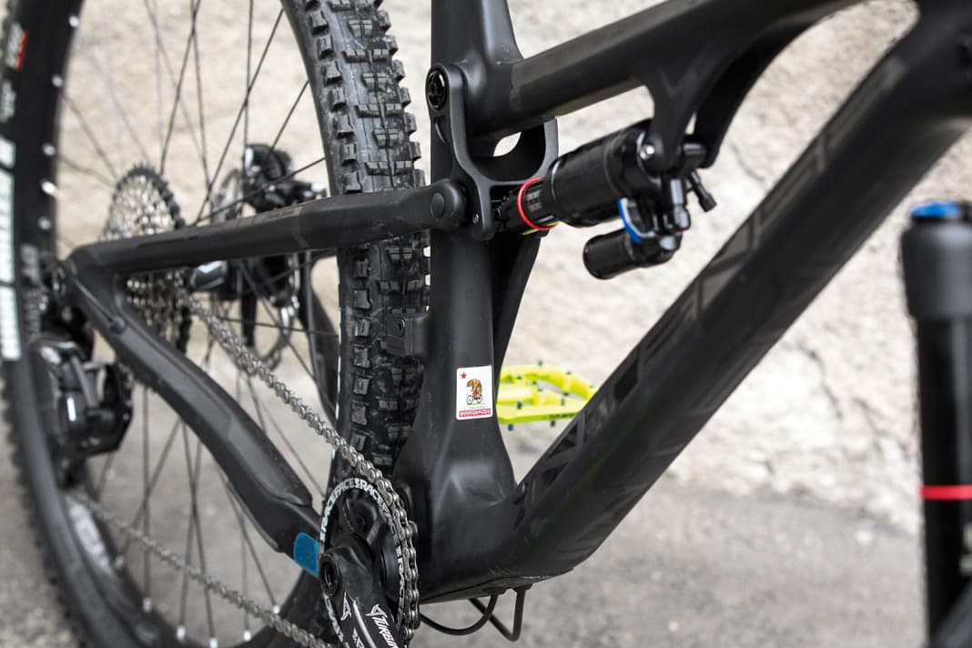 1. virtual centre: The VPP rear triangle on the Intense hardens when the chain is pulled. This makes for efficient acceleration, but also for bouncing in the roots.