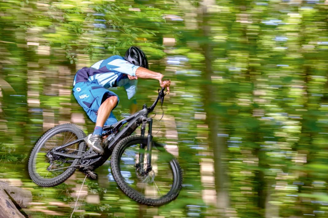 Handling miracle: The Levo bounces, drops and curves through the terrain so that you quickly forget the E in front of the e-bike.