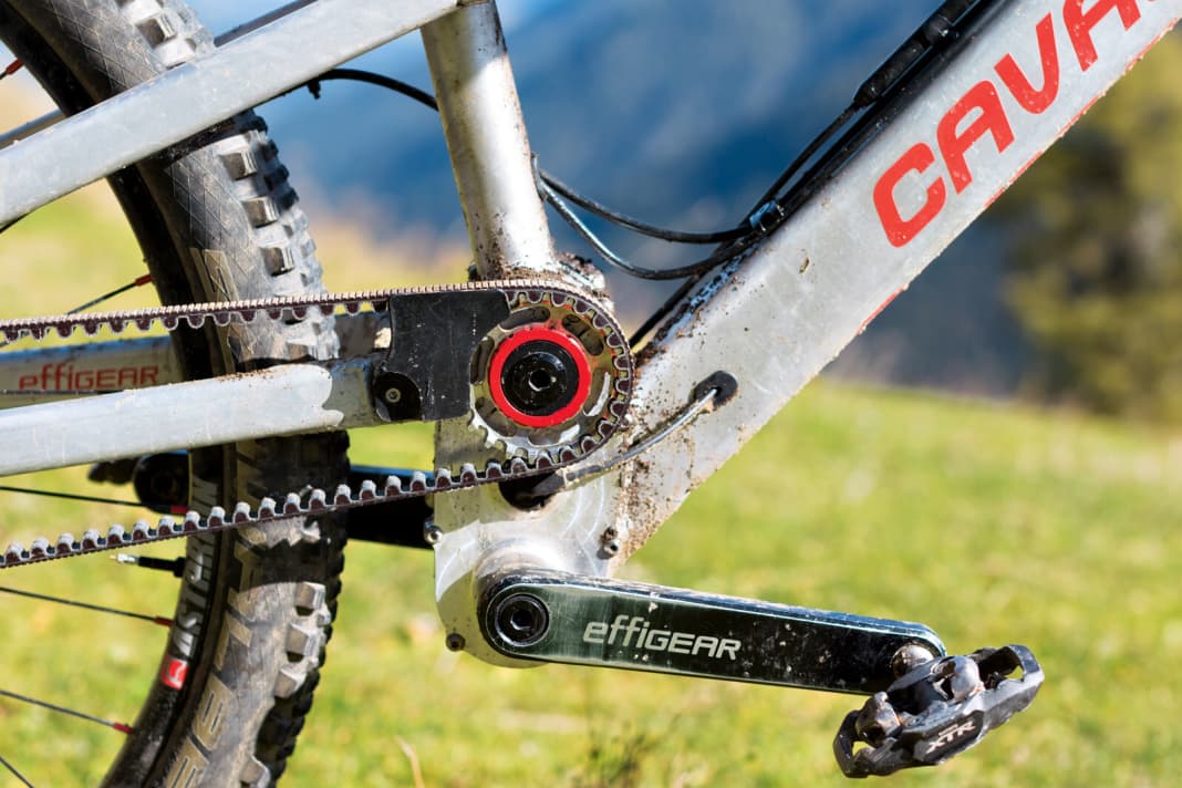 The Cavalerie does without a chain and drives the rear wheel via a belt. The pivot point of the rear triangle is located directly on the drive shaft.