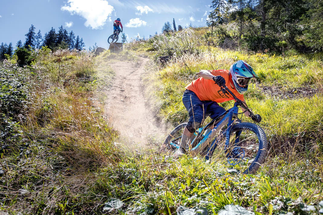 What now? Downhill weapon or all-rounder for any terrain like before? Our 2020 enduro bikes are in a real identity crisis. Here, the Conway chases through the corners, while the Rocky Slayer prefers to play around on the drops.