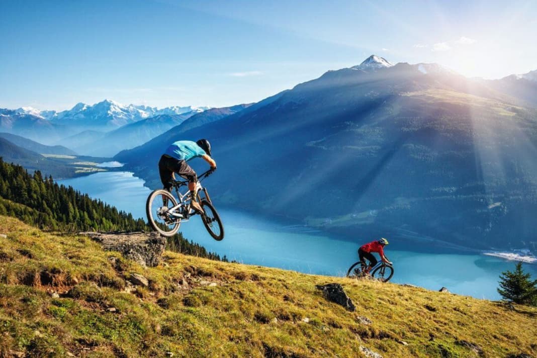 Mehr Panorama geht kaum! Mehr Enduro auch nicht. In der Gegend um den Reschensee wimmelt es nur so von Enduro-Abfahrten. Unser Tipp: mindestens drei Tage bleiben!