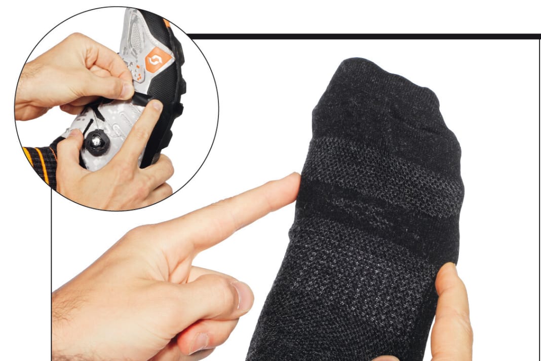 1 Zehengelenke ertasten: Damit Sie die Pedalplatte an der richtigen Stelle platzieren, ertasten Sie zuerst die Grundgelenke von großem und kleinem Zeh ohne Schuh. Es geht leichter, wenn Sie die Zehen dabei etwas anziehen. Wiederholen Sie dann das Tasten der Grundzehengelenke im Schuh. Markieren Sie die Gelenke seitlich am Schuh mit etwas Klebeband oder einem Stift.