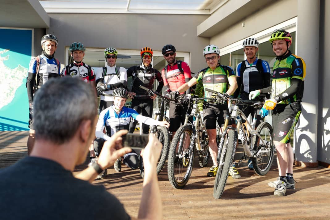 A quick group photo, then off we go. The Megatrail starts and ends at Rad International in Peguera. Station manager Harald Sandner (2nd from right) knows every stone on Mallorca. "From above and below", as he likes to joke. Three years ago, he opened the first MTB park on Mallorca in Peguera.