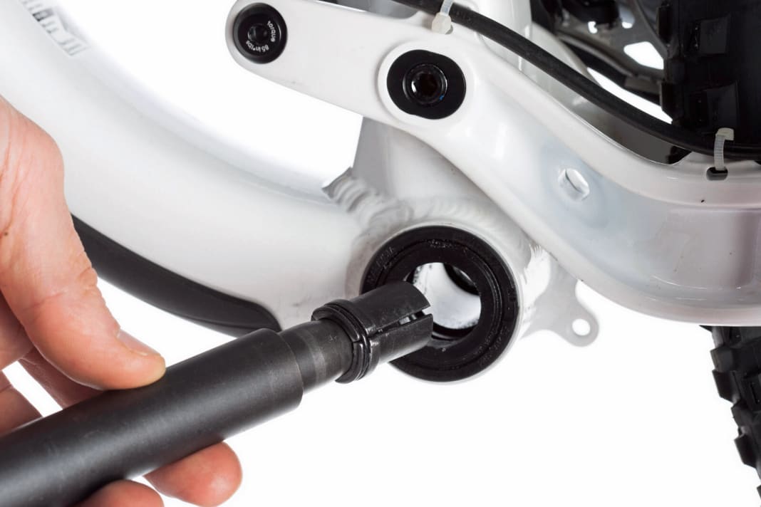 1 Insert tool: To remove the bearing shells, you need a special tool that expands when inserted into the frame. Insert the removal tool on one side of the bottom bracket. Caution: Make sure you buy the right size. The tools are available for either 24 or 30 millimetre axles.