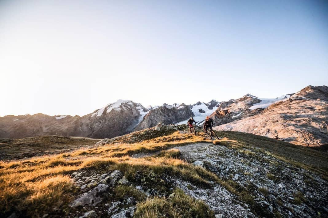 Unter Riesen: Über den berühmten Kehren des Stilfser Jochs zweigen wilde Natur-Trails ab. Sie führen entlang der eisigen Riesen des Ortlermassivs und erzählen jede Menge Geschichten aus vergangenen Tagen.