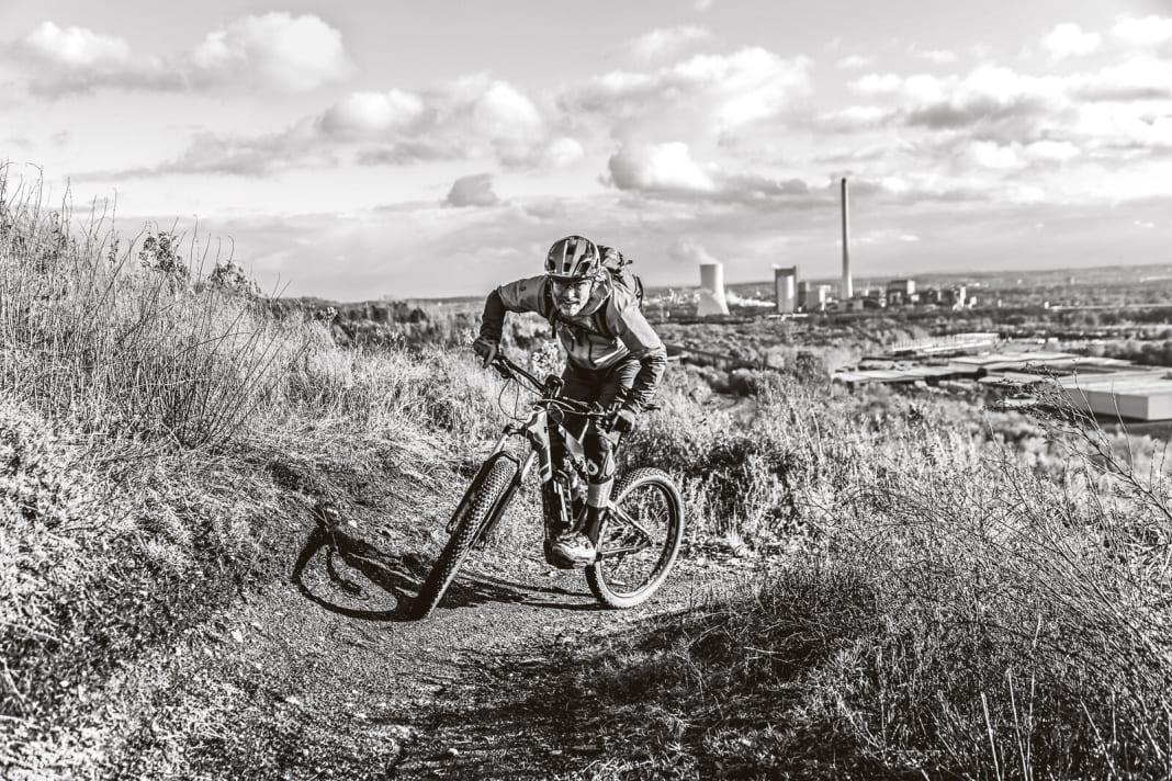 Single trails and smoking chimneys - the Hoheward spoil tip offers a trail network that other regions can take a leaf out of their book. Ruhrpott native Eddie Wagner and his mate Holger Meyer rediscover the playgrounds of their youth.