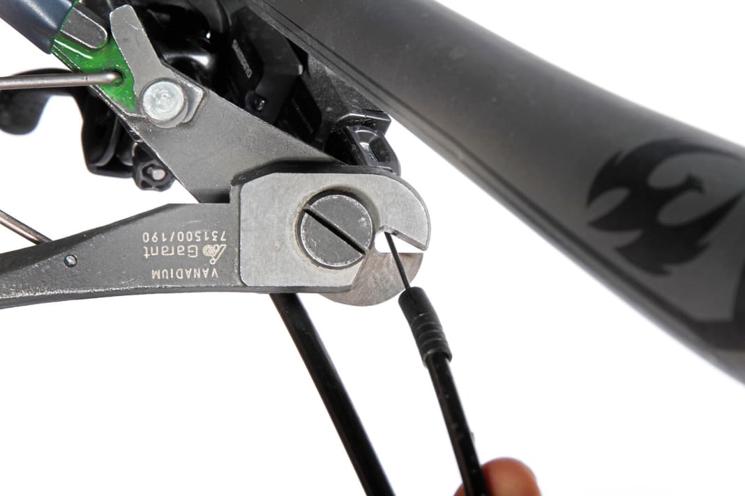 1 Cut the cable: First loosen the derailleur cable on the front derailleur or rear derailleur and push it back into the frame just far enough to expose a small section on the gear lever. Caution: Do not lose the end of the cable in the frame. Then use Bowden cable pliers to CLEANLY cut off the cable at the gear lever. All outer casing parts can now be removed.