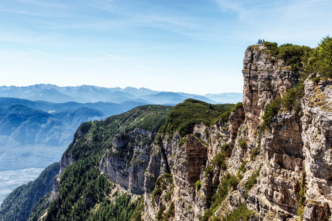 Blick über den Mendelkamm, den äußersten Rand des Val di Nons. Einen Schritt weiter, und man schlägt unten in Südtirol auf.