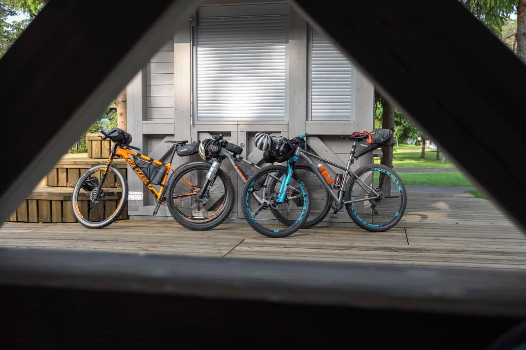 Die Bikes sind gepackt und warten am Startort Bled auf die Abfahrt. Doch zuerst gibt es noch einen Frühstückskaffee im Camping-Platzrestaurant. Die große Frage lautet, wie immer bei Abenteuern dieser Art: Hat man zu viel oder zu wenig dabei. Beides will vermieden werden, wenn man 430 Kilometern in dreieinhalb Tagen durchs Outback zu strampeln gedenkt.