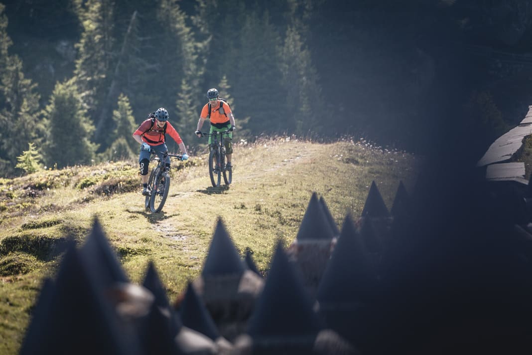 1. Die Hochebene Plamort bei Nauders ist Pflichtprogramm für Alpenüberquerer. An den berühmten Panzersperren aus dem zweiten Weltkrieg vorbei, dann geht es rein in den Trail nach unten zum Reschensee.