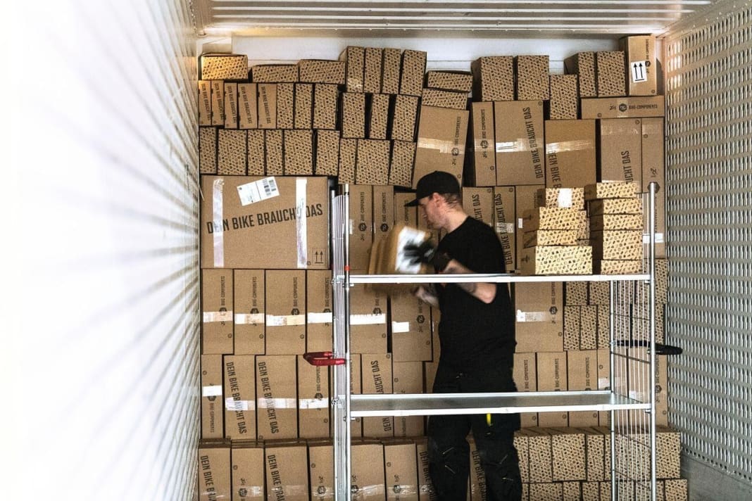 Der Versandhandel boomt, doch über das Innenleben der Internetriesen ist nur wenig bekannt. BIKE-Reporter Henri Lesewitz hat einen Tag lang bei Bike Components in Aachen mitgearbeitet. Seinen Abenteuerreport lesen Sie in BIKE 8/2019 – ab 2. Juli im Handel.