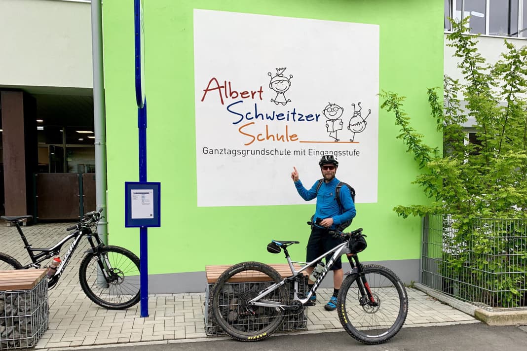 As part of a sustainability week, my host Christof allowed me to tell the third and fourth graders about my #DeutschlandTrail. One of the best questions the children asked: "Don't you have sore muscles?"