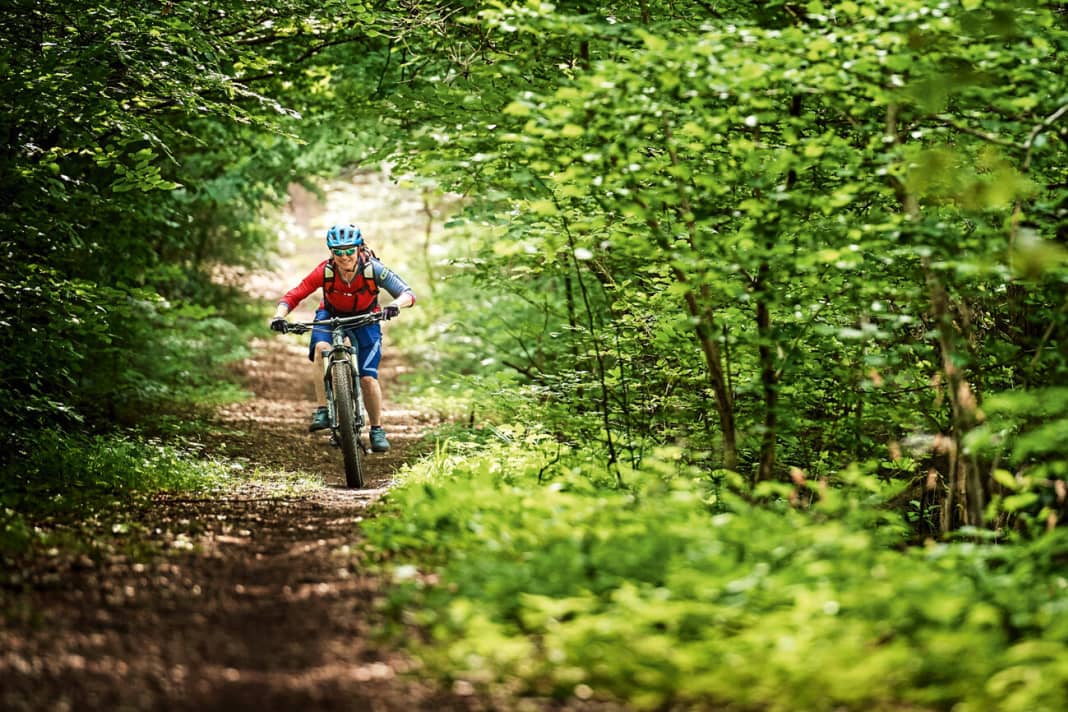 Es war einmal eine blühende Kur-Region im Spessart. Schon die Gebrüder Grimm fanden in den dichten Wäldern so manche Inspiration. Die Geschichte der Kur-Region hatte im Gegensatz zu von Hänsel und Gretel jedoch kein Happy End – die Gäste blieben aus. Nun haben Flowtrail-Liebhaber das verwaiste, top-gepflegte Wanderwegenetz rund um Bad Orb für sich entdeckt.