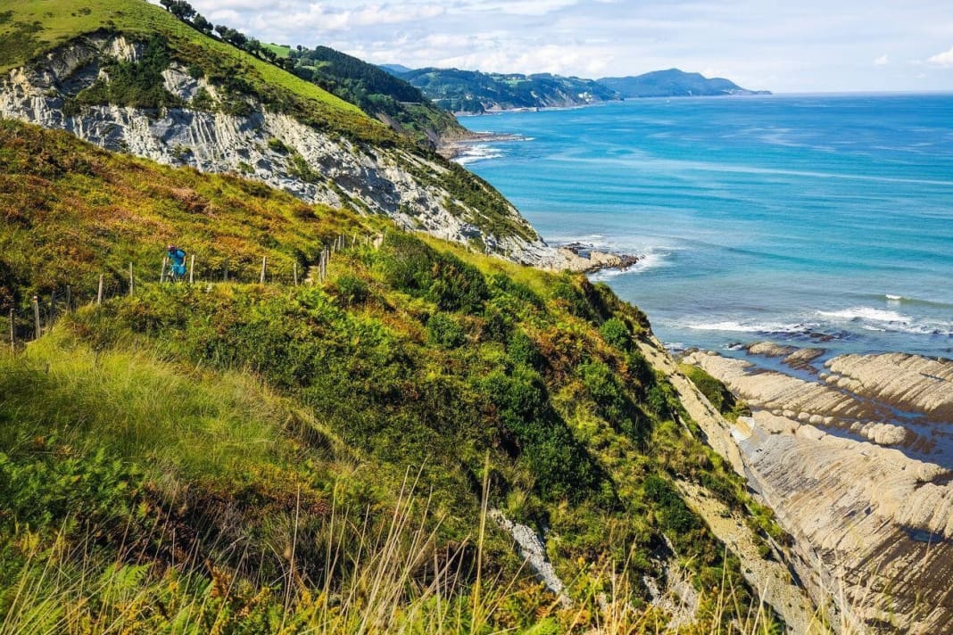 Trailsurfen entlang der Steilküste – und nach dem Biken Wellen reiten im Atlantik: Wo sich im Norden Spaniens die immergrünen baskischen Berge in den Golf von Biskaya schieben, wartet ein Pfadnetz, das jedes Jahr um ein paar Trail-Kilometer wächst.