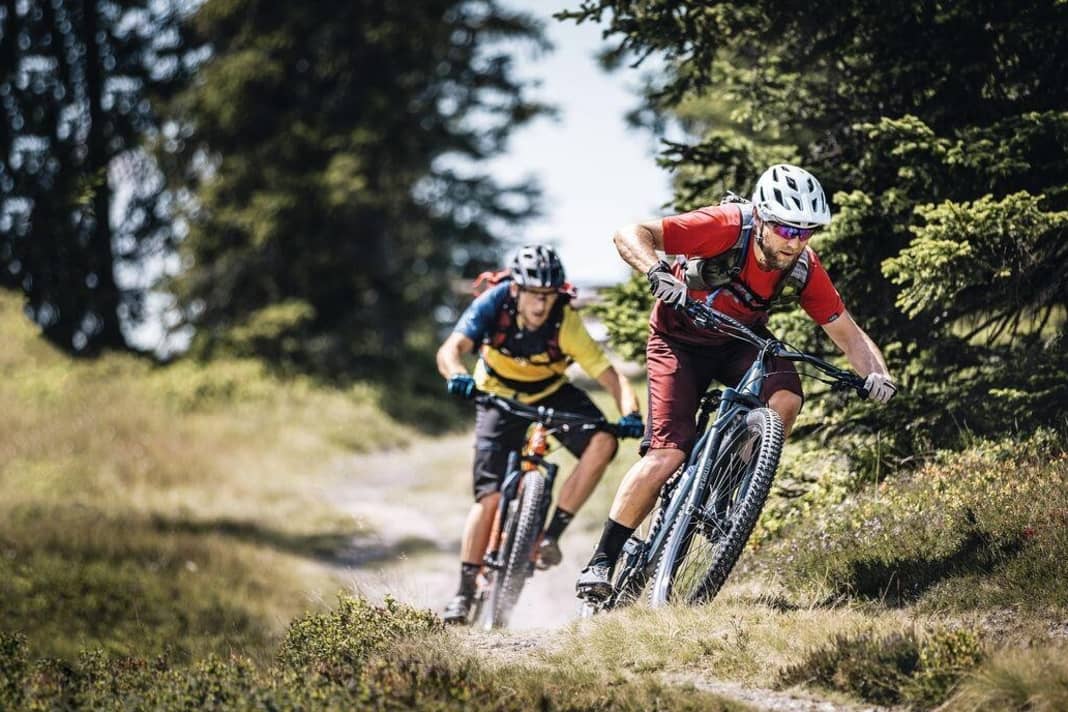 Das Specialized Stumpjumper ST Comp Carbon 29 (im Bild vorne rechts) wird verfolgt vom Kona Satori DL